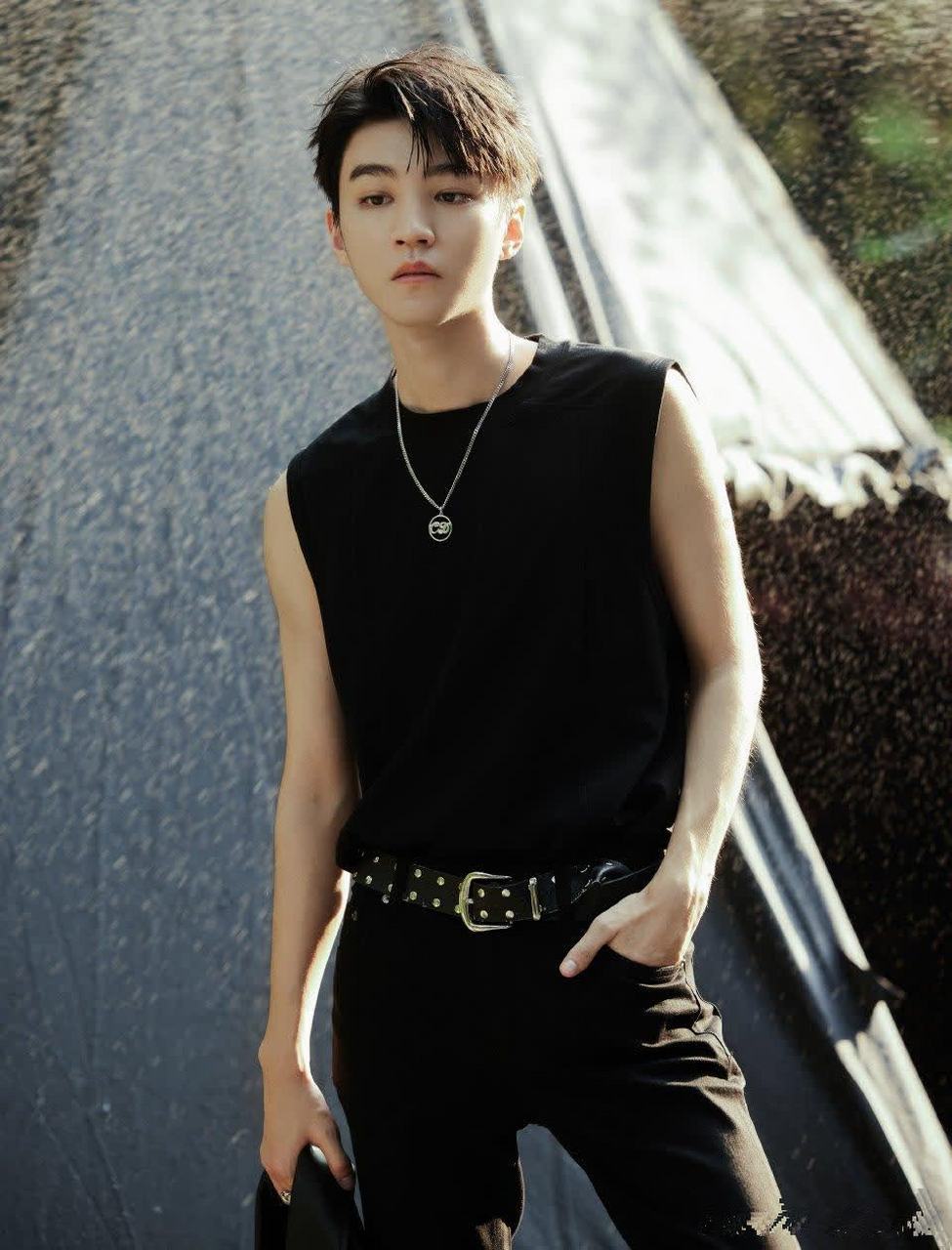 王俊凯生日写真,机车皮衣,无袖t,帅气发光