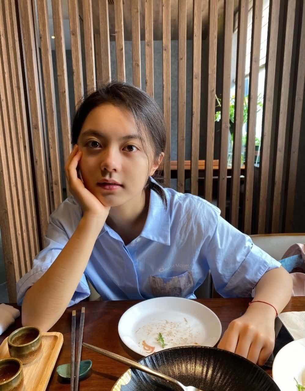 赵今麦的最新少女感时尚穿搭!清新设计搭配马尾辫,十足的小女生