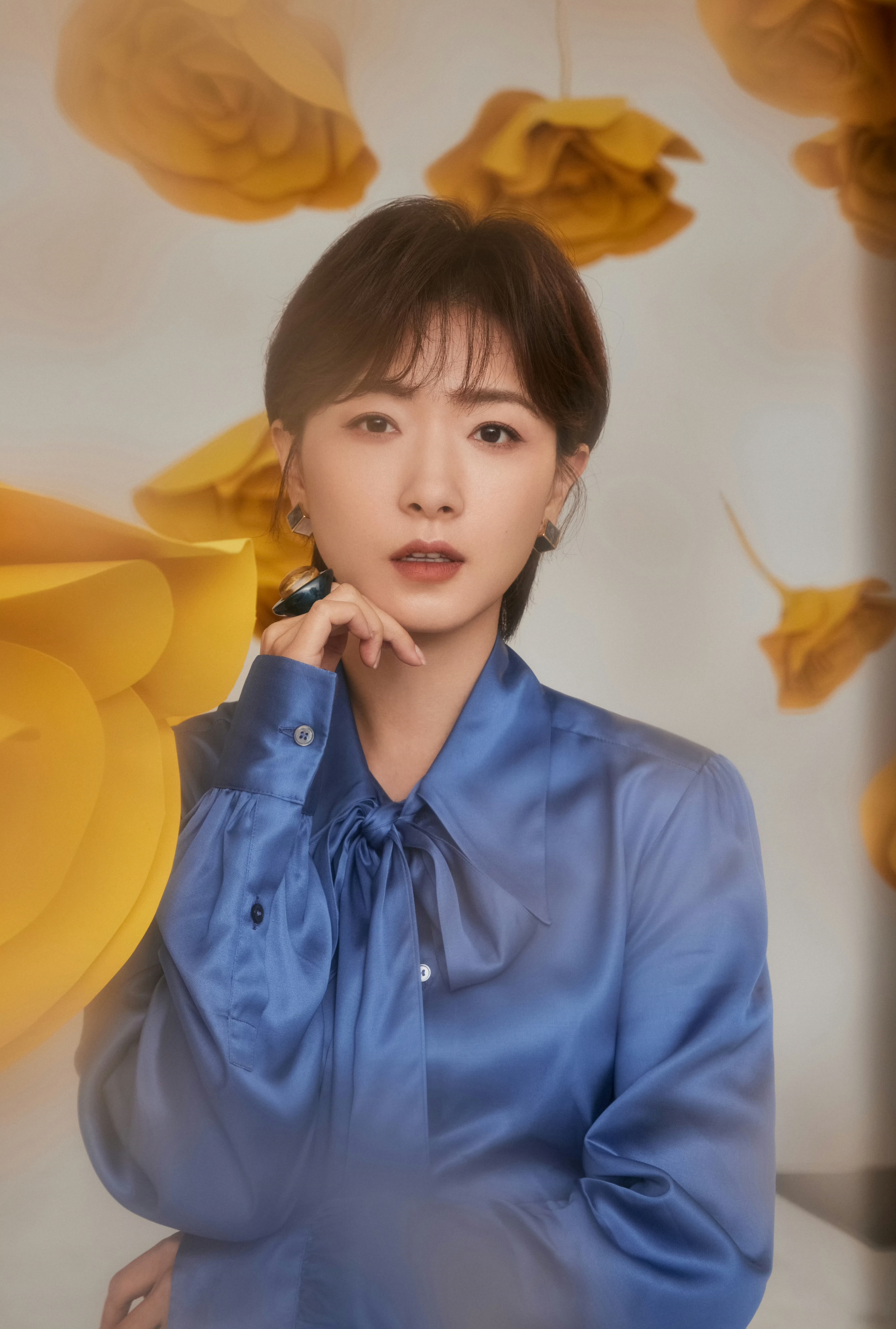 万茜深蓝色长袖衬衫短发显得好优雅