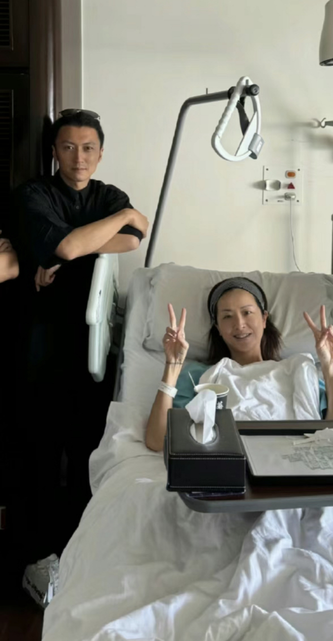 谢霆锋探望徐濠萦,虽然两人都是素颜,但是好显年轻,香港人都好抗老.