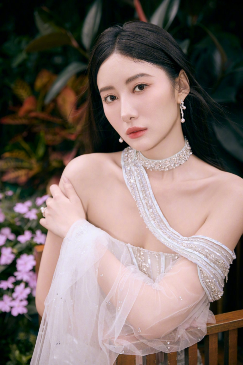 花丛中的银色仙子,吴优优雅时尚写真