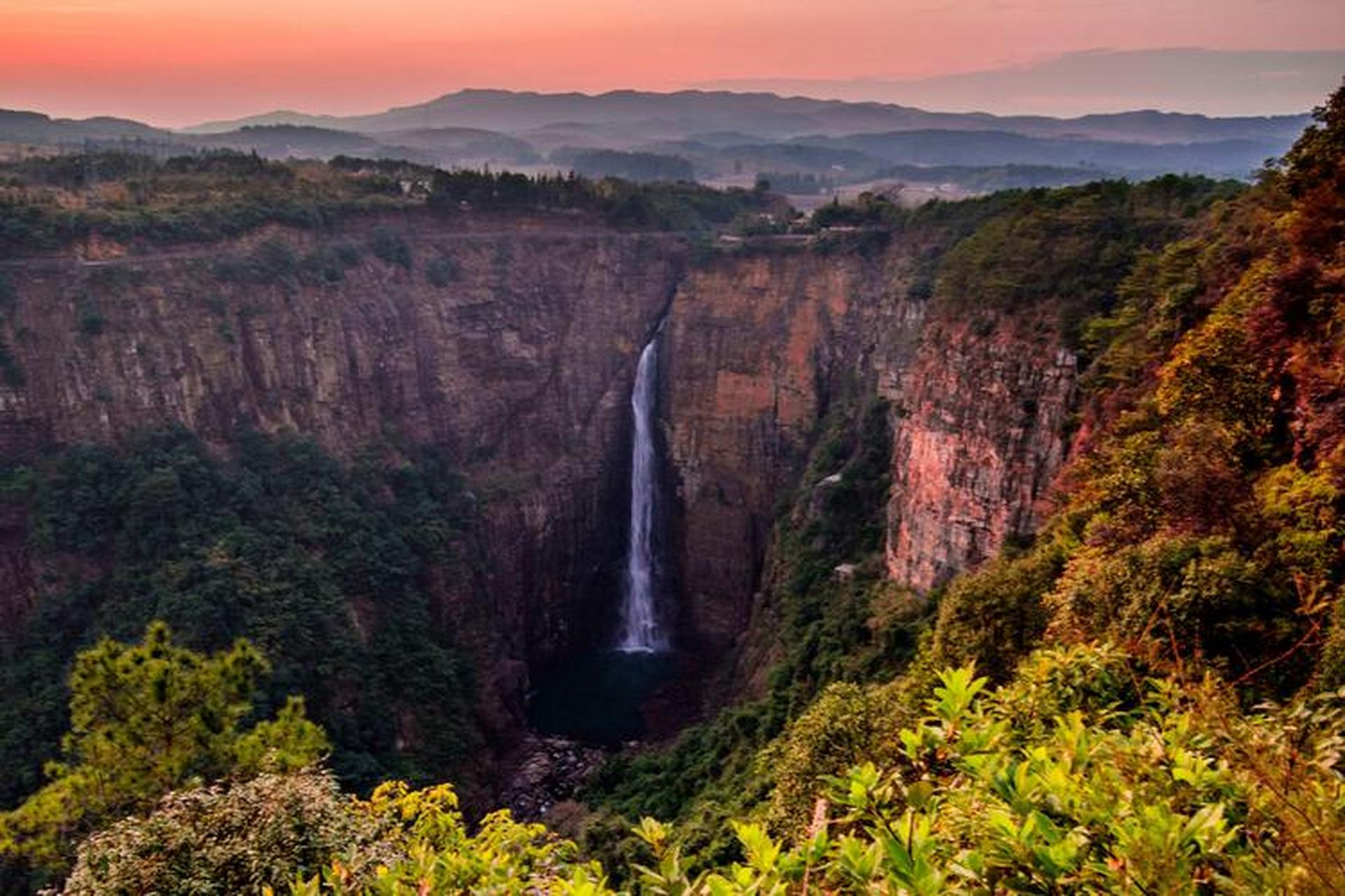 一,乳源大峡谷  乳源大峡谷两侧是高角度的绝壁峡谷,十分险峻,谷内