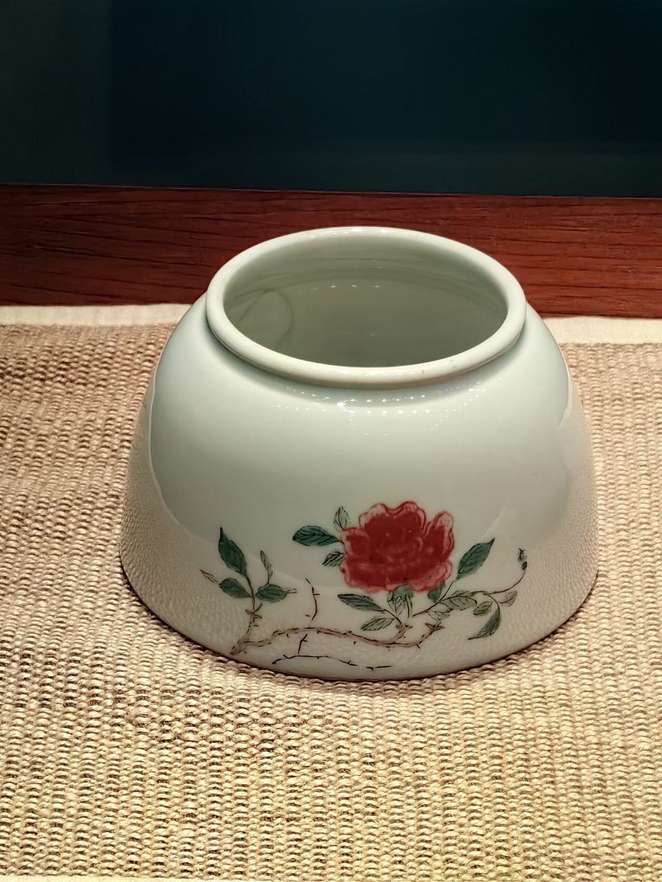 清代康熙年间的五彩釉里红花卉纹马蹄尊.