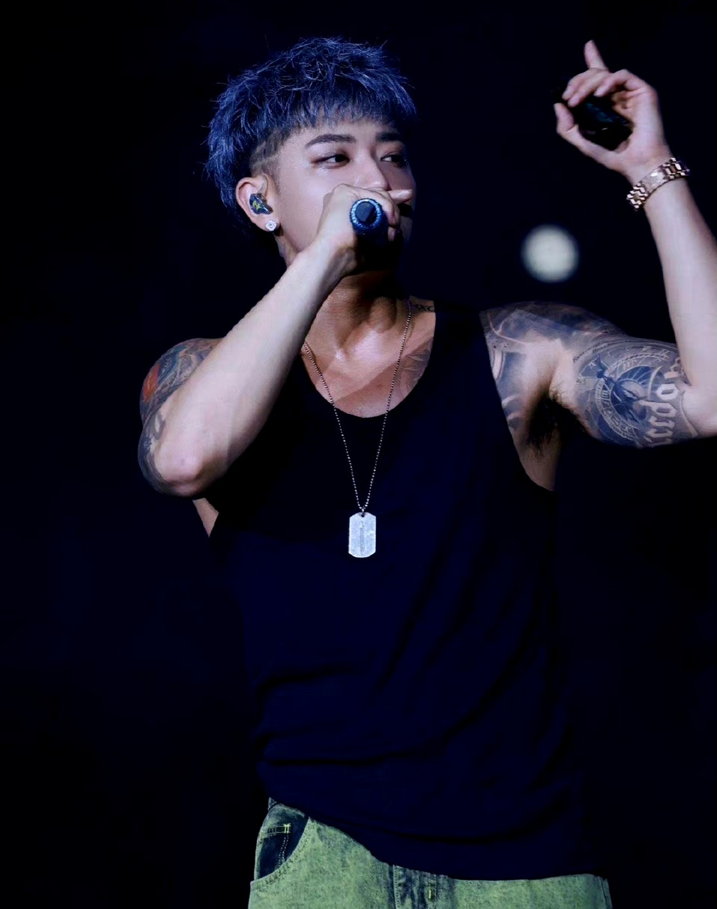 动态连更挑战# #黄子韬谈自己经纪人# 黄子韬直播回应去年11月演唱会