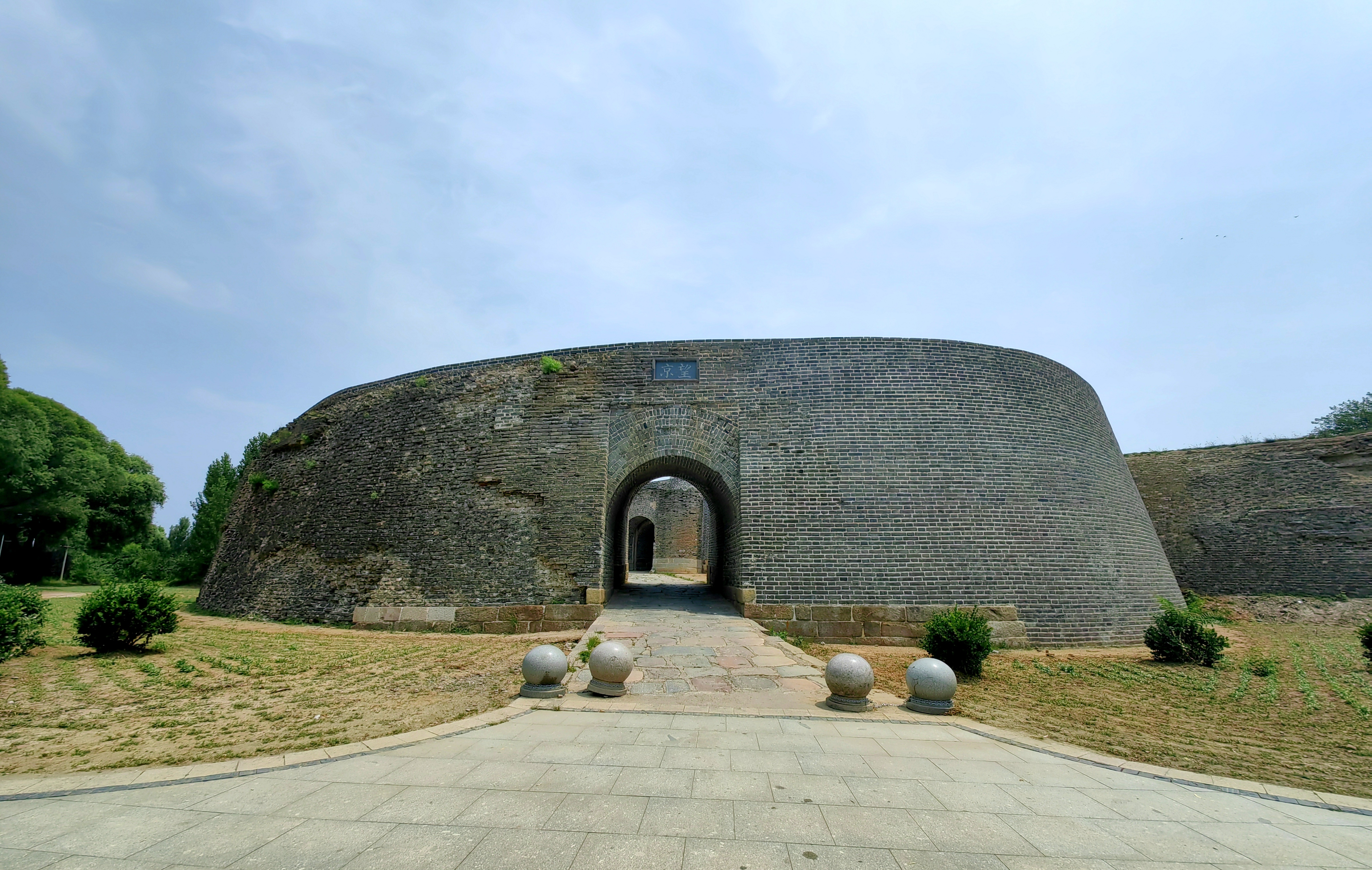 明洪武四年(公元1371年)由指挥费愚依地势拓建为砖城,"三山不显,四门