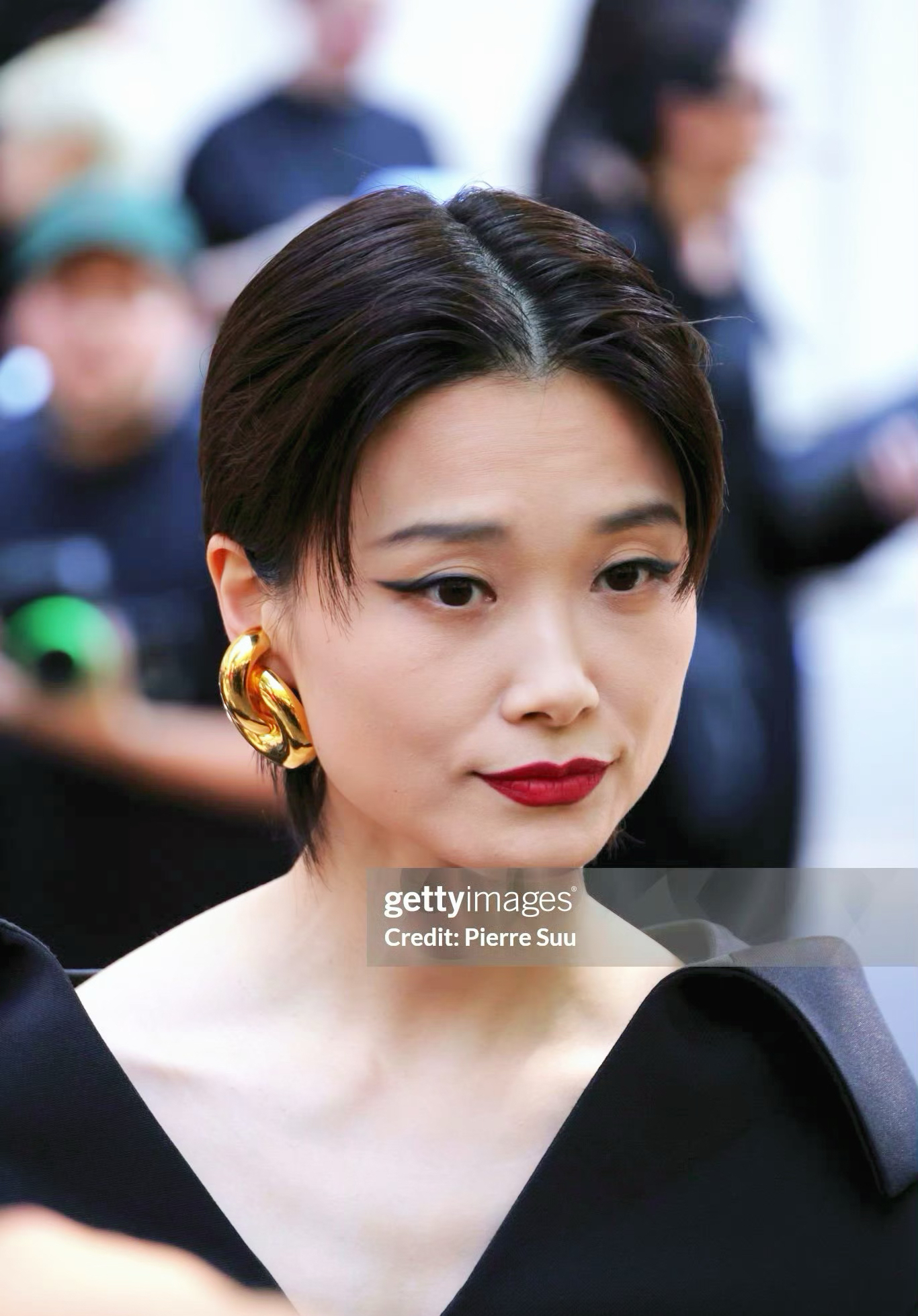 方脸鼻祖李宇春近照!烈焰红唇中分短发,样子越来越像龚琳娜了