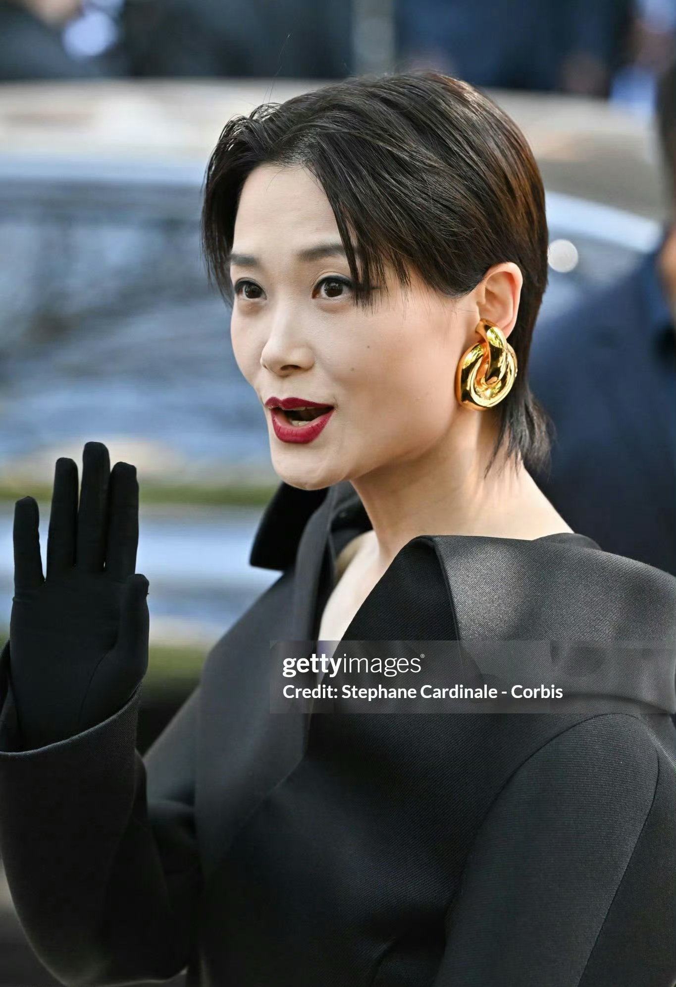 方脸鼻祖李宇春近照!烈焰红唇中分短发,样子越来越像龚琳娜了