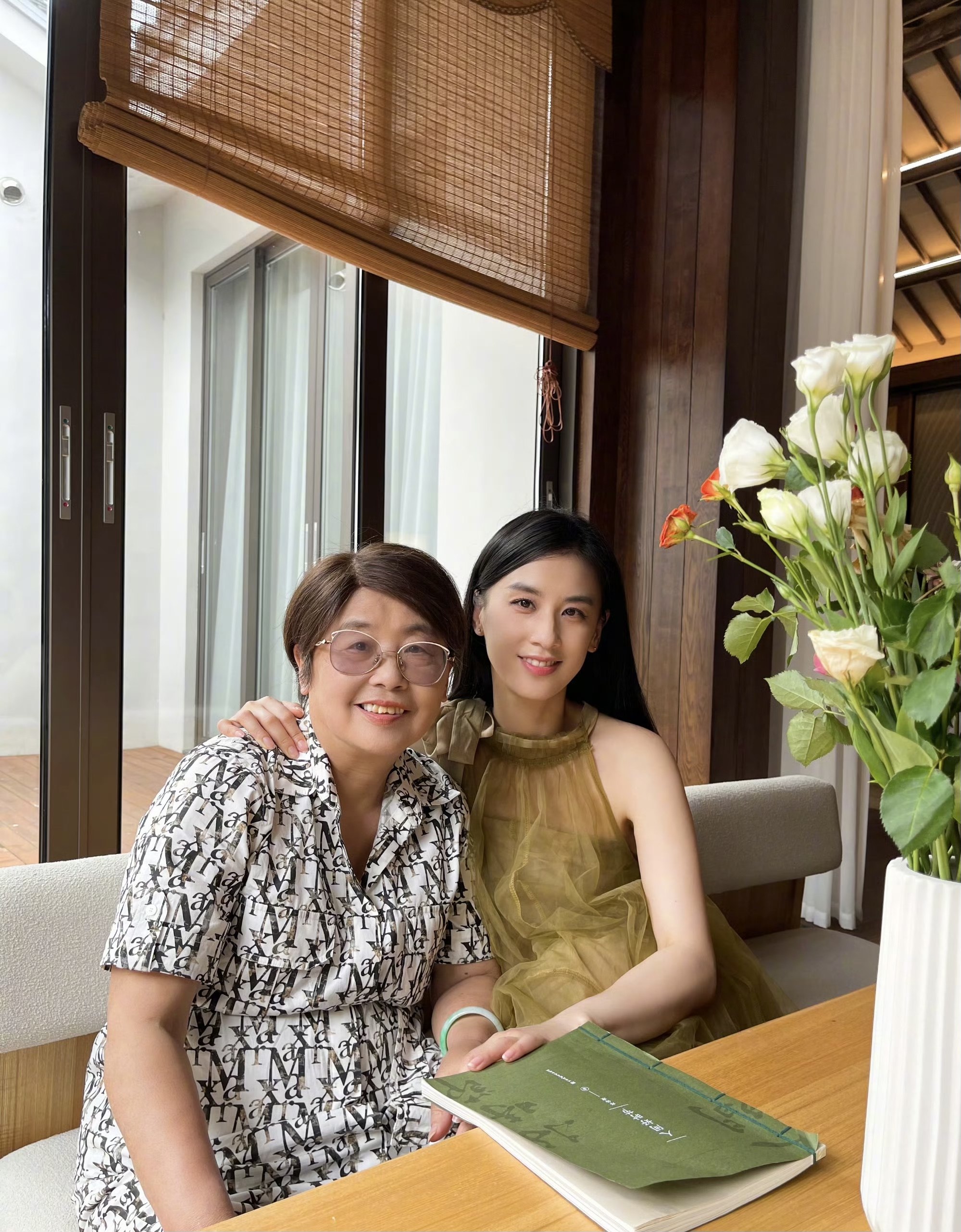 黄圣依晒与亲妈合影,她真的是中了基因彩票,明明五官长得很像妈妈,但