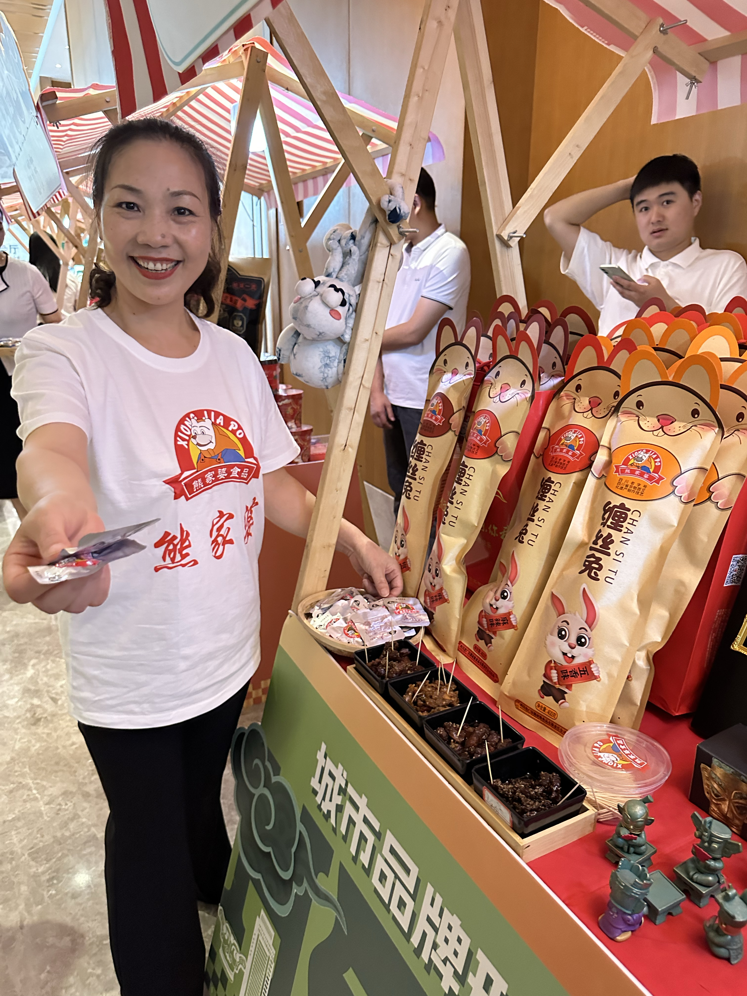 6月27日我在四川德阳看到了好多德阳美女在什邡市的展位上有个气质