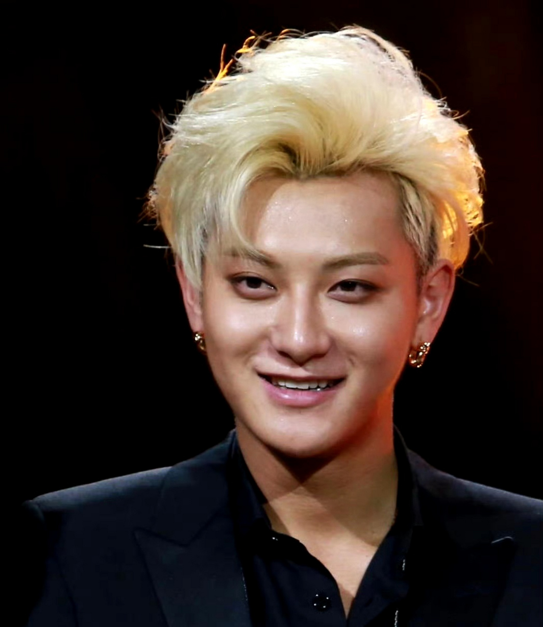 动态连更挑战# #黄子韬谈自己经纪人# 黄子韬直播回应去年11月演唱会