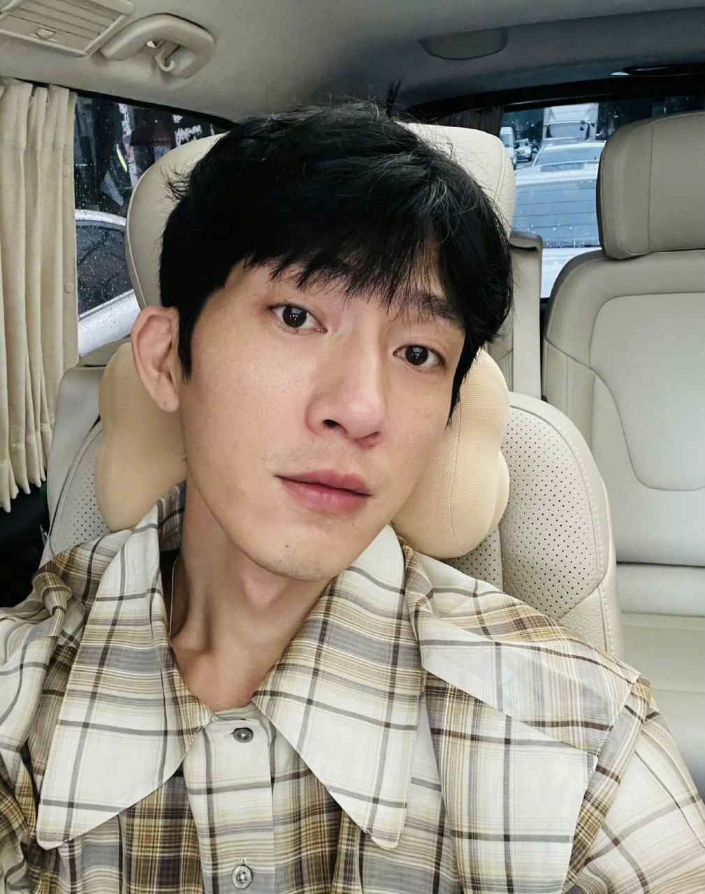 井柏然现在都素颜自拍,真是不把我们当外人.