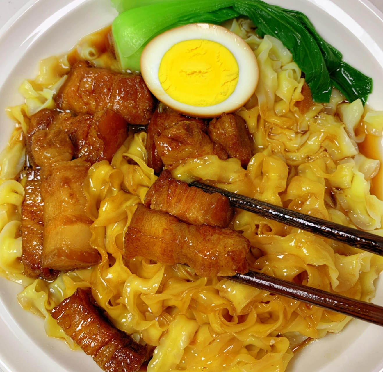 今天吃红烧肉卤蛋面 原汤浓郁,面条劲道, 大口吃肉大口嗦面超过瘾