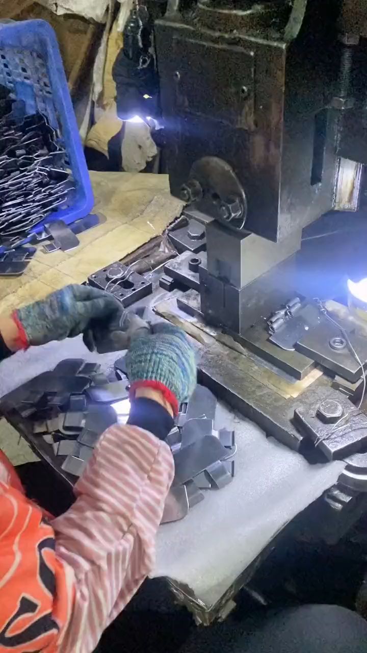 月薪一万多的女冲床工,看着干活速度