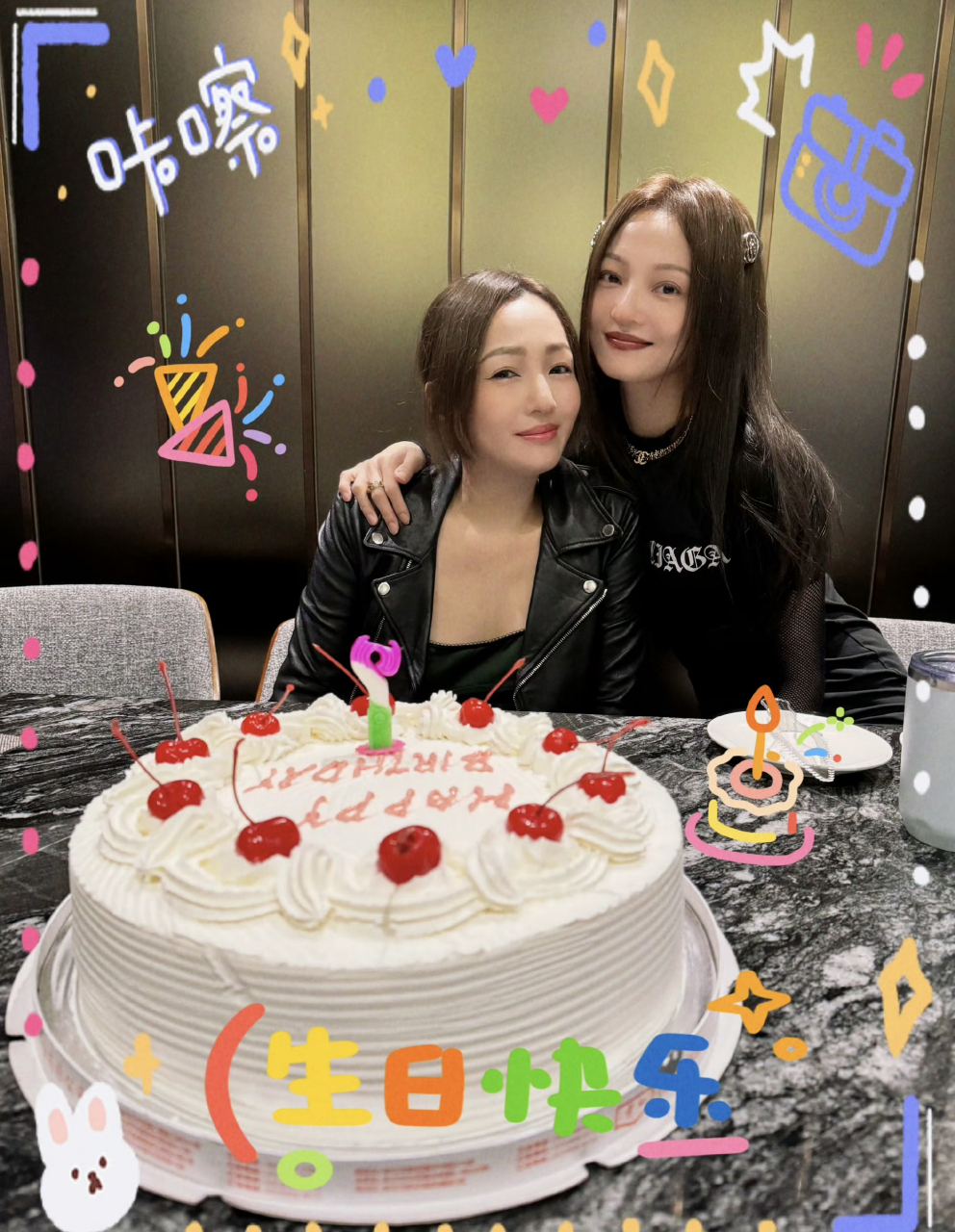 张韶涵给妹妹张韶轩过生日,是亲姐妹,也是工作伙伴,姐姐勇闯乐坛妹妹