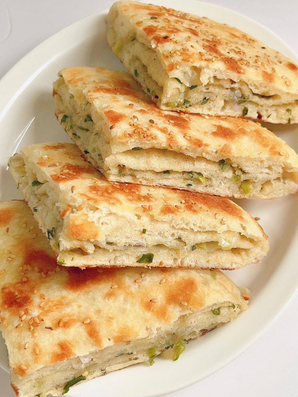 我儿子连吃三天的饼到底有多好吃|||蓬松暄软,外酥里软的葱花千层饼真