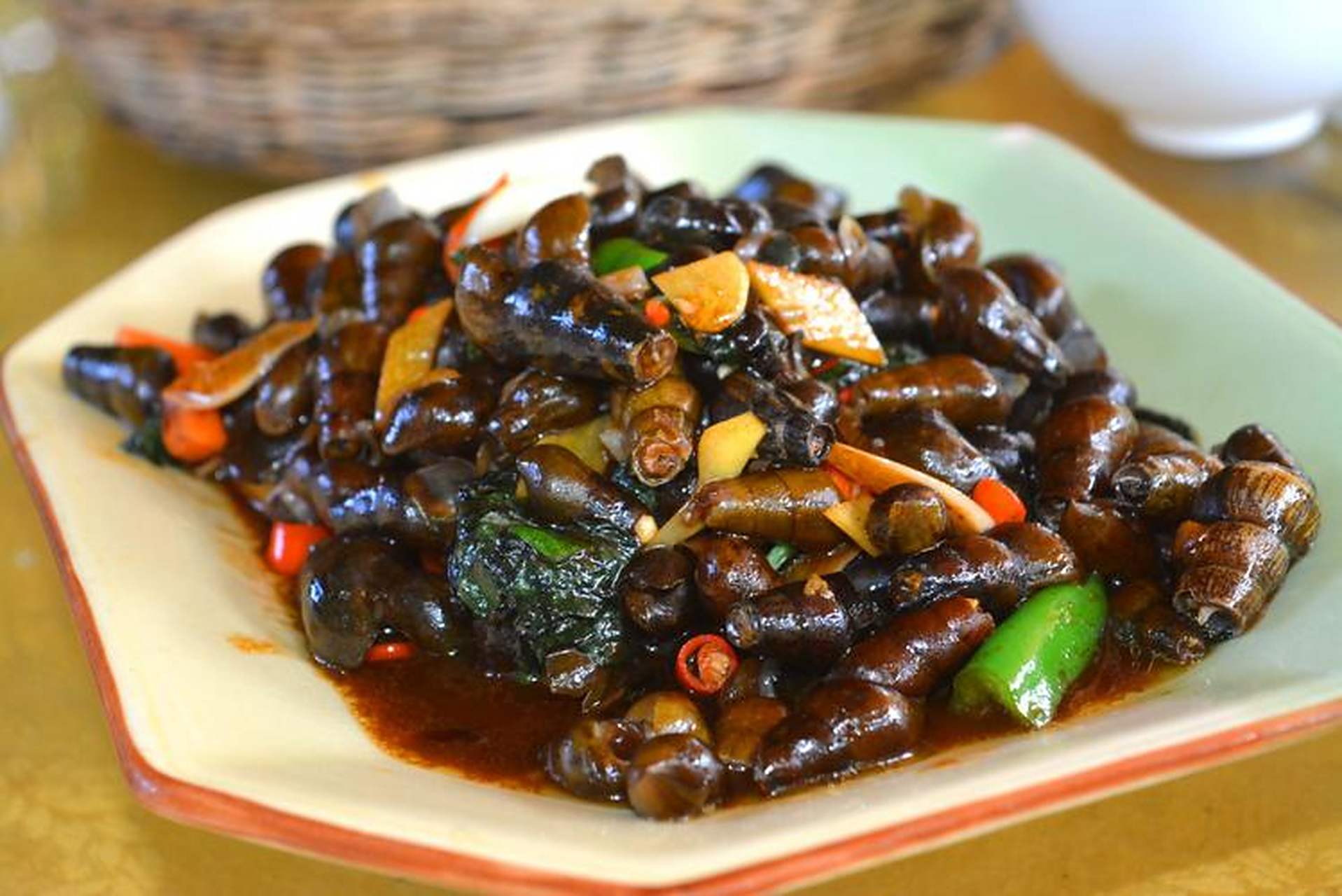 山坑螺呈圆锥形,如小手指大小,每年秋天是吃山坑螺的最佳时节.