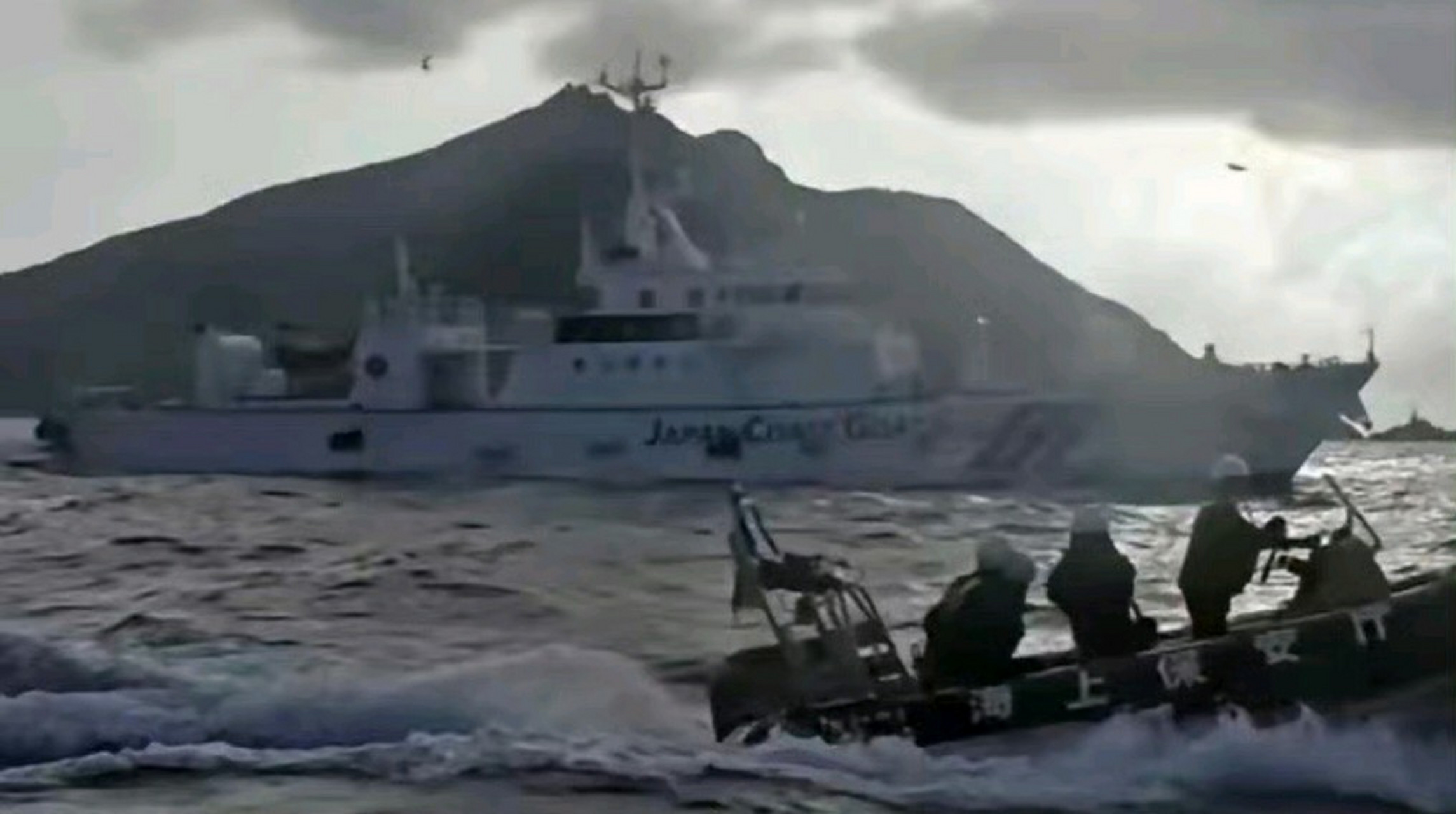 近日,中日两国在钓鱼岛附近的海洋权益争端再次升温,一次涉及中国