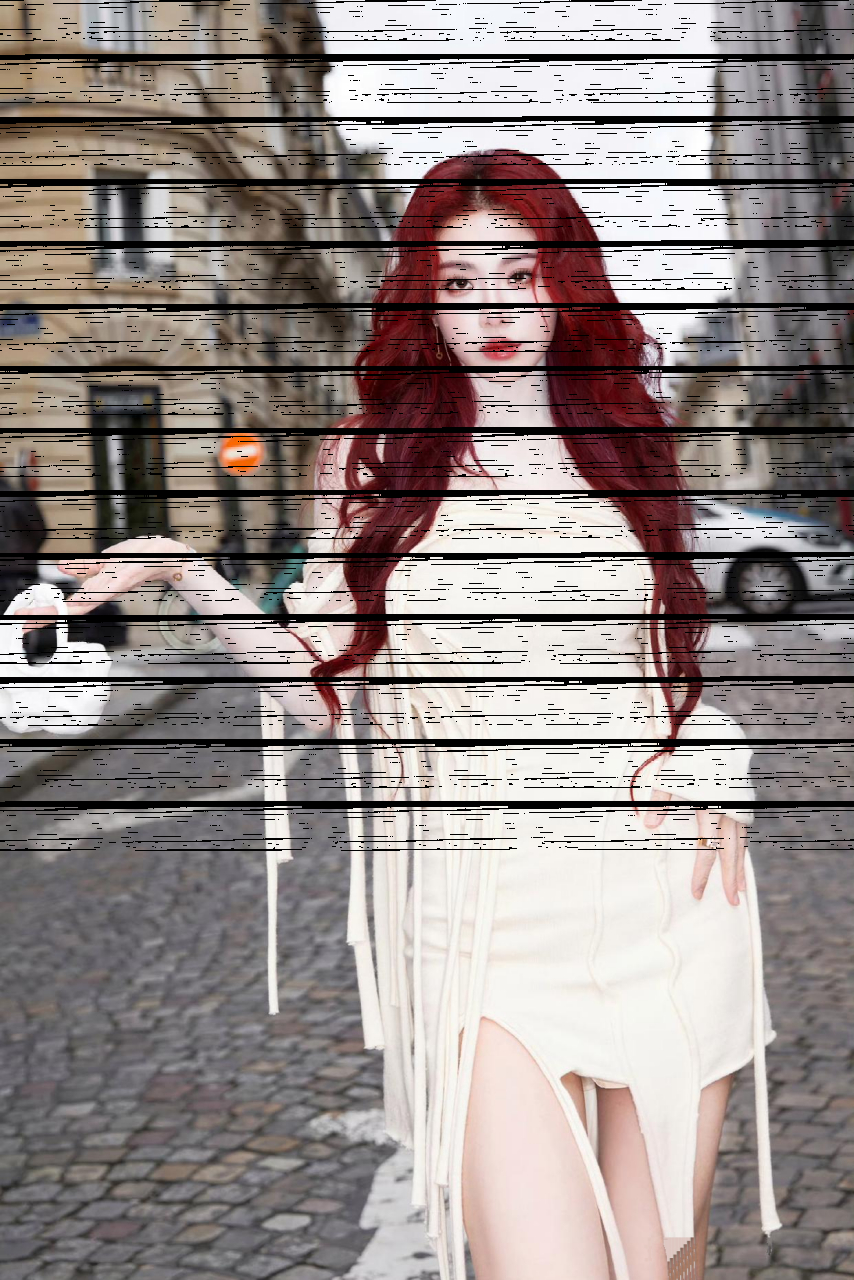 喻言白裙如雪,红发如火,散发着无法抵抗的魅力!