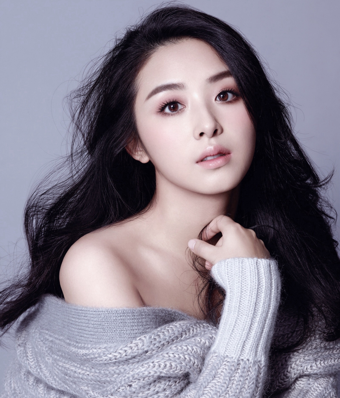 张含韵,有着甜美可人的外表,更有着坚韧不拔的内心,在演艺道路上不断