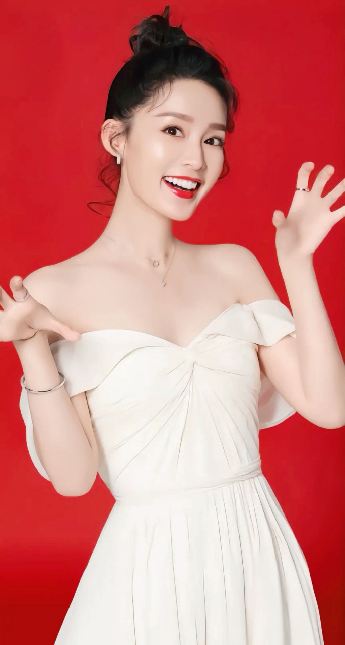 李沁笑起来的时候,我感觉全世界的花都开了.