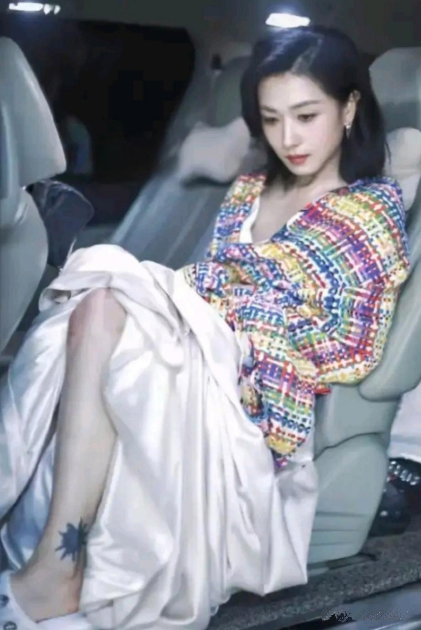 万茜竟然也纹身了,女明星纹身演戏多麻烦啊