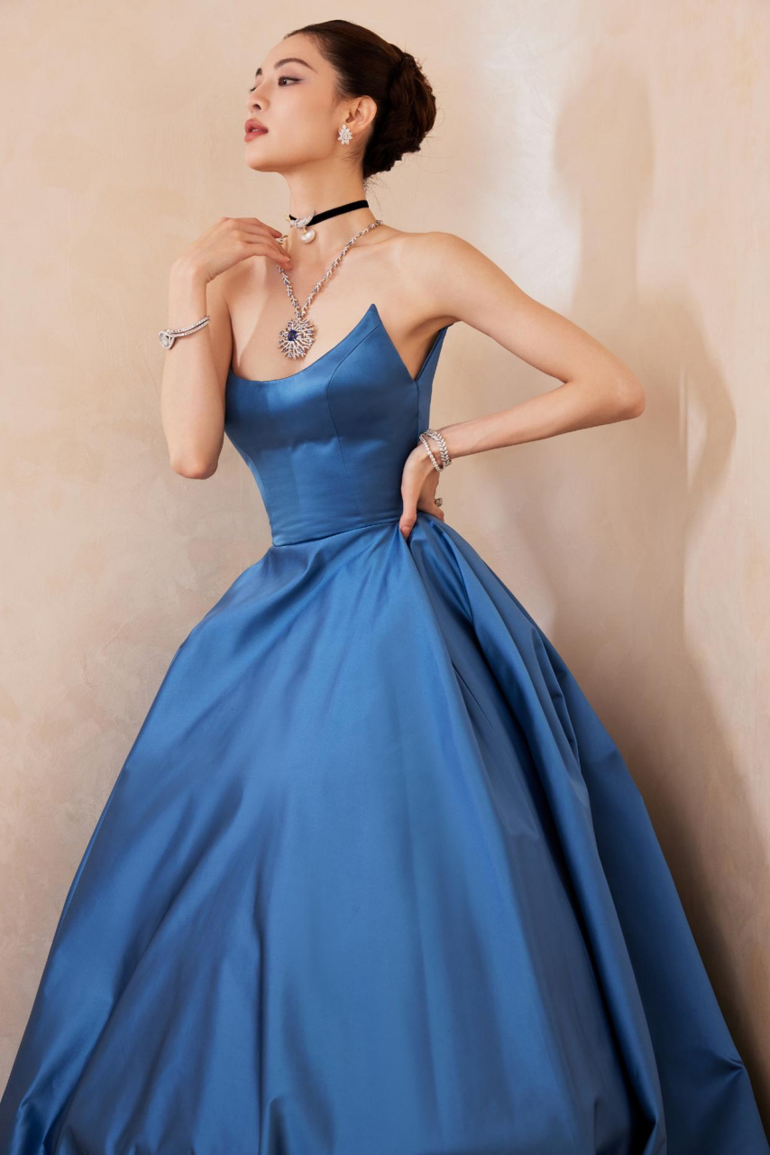 钟楚曦一袭蓝色抹胸礼服,搭配高级珠宝
