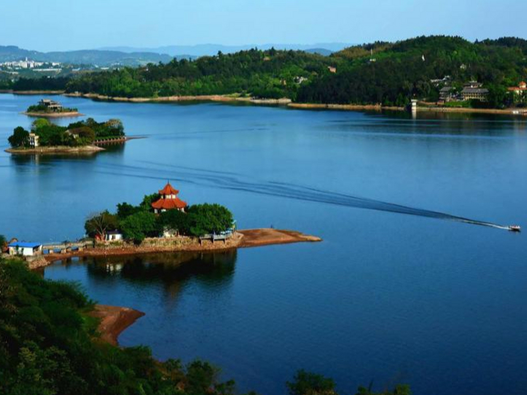 4平方公里,有大小岛屿6座,古宇湖以湖泊水景,环湖松林,成群野鸭白鹭为