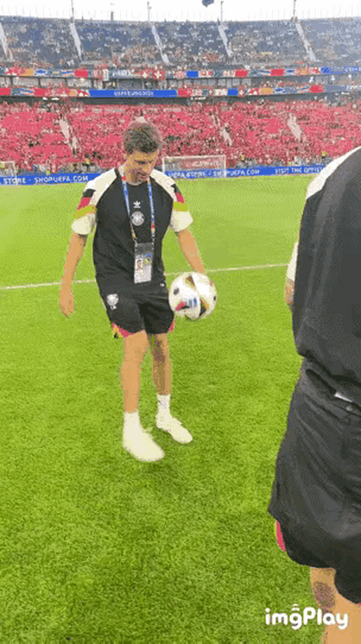 想象一下,像穆勒这样的足球传奇,哪位教练能抗拒他的魅力呢?