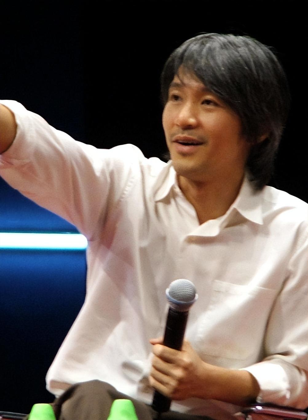 周星驰亮相上海,胡须显白,双眼皮更立体,与甘比罕见同框引关注