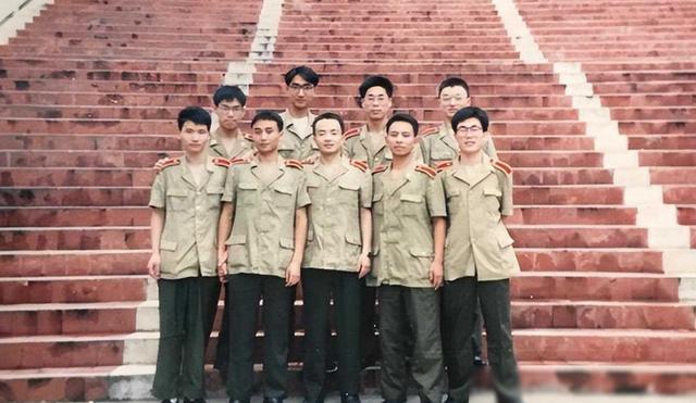 我的儿子结婚,20多战友来祝贺却无一人随礼,得知真相我泪流满面