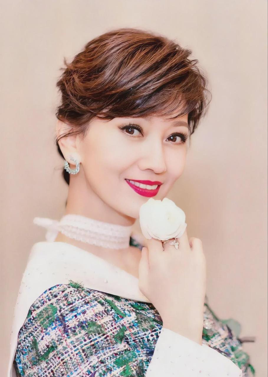 赵雅芝的两任丈夫和三位绯闻男友  1,黄汉伟—赵雅芝的第一任丈夫,是