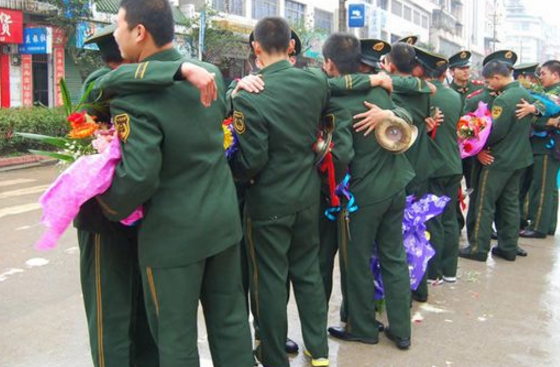 我的儿子结婚,20多战友来祝贺却无一人随礼,得知真相我泪流满面