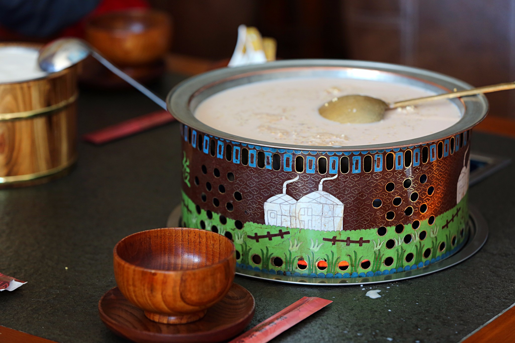 为何内蒙古的司机总是随车带一瓶奶茶?当地人:背后有原因