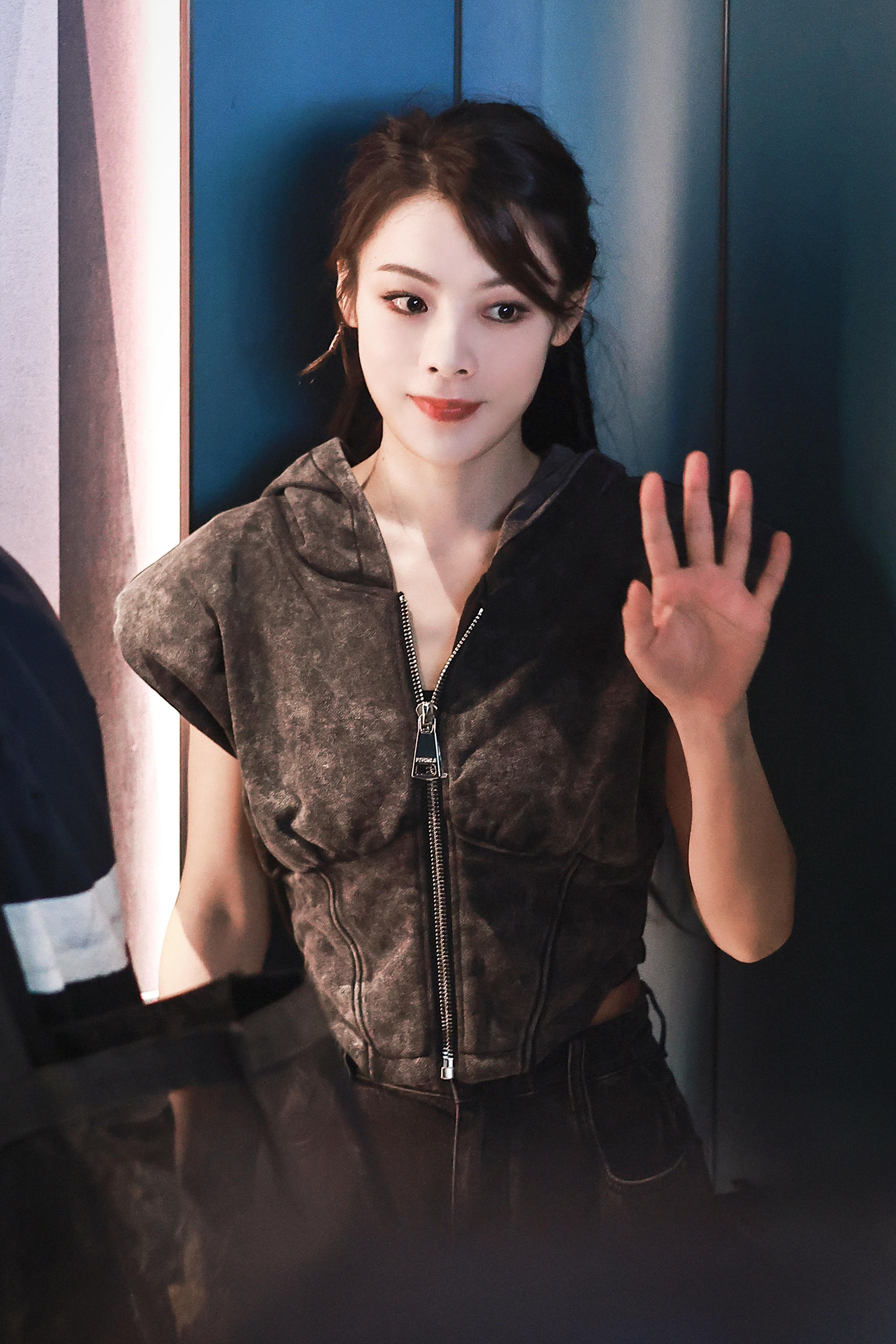 昨晚浪4直播萨顶顶赢了底下全喊的陈丽君她这种女儿身长相却英气的