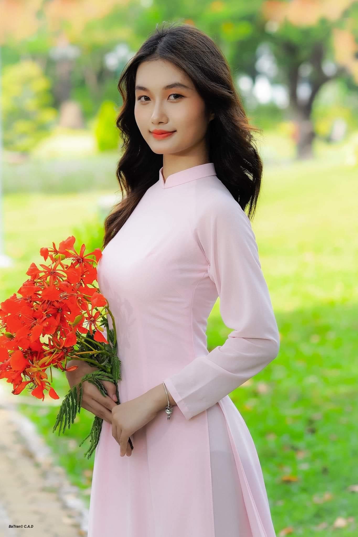 在胡志明市的公园里拍写真的越南奥黛美女.#动态连更挑战