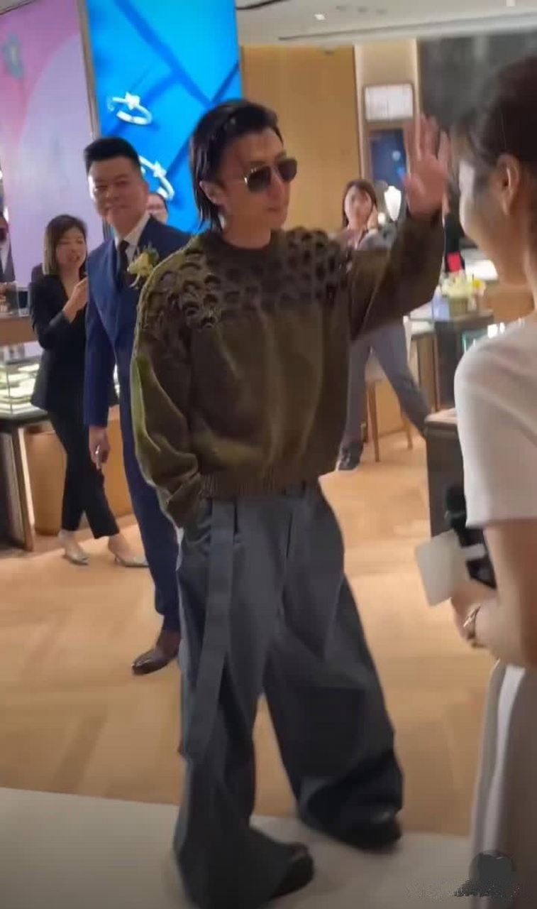 谢霆锋戴墨镜耍帅