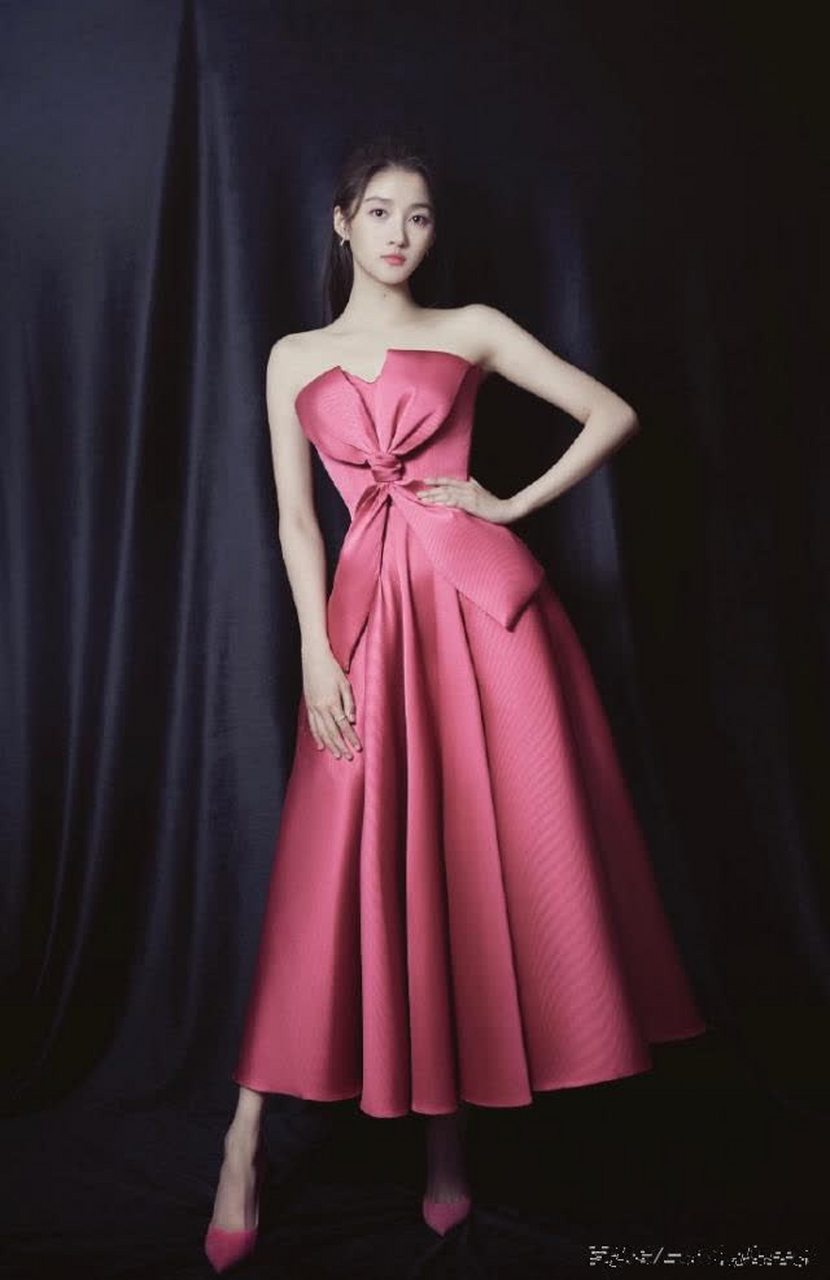 关晓彤穿玫红色长裙都不老气,直角肩天鹅颈真仙