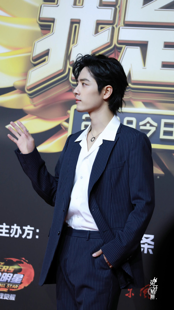 肖战头条年度盛典的红毯造型呀!