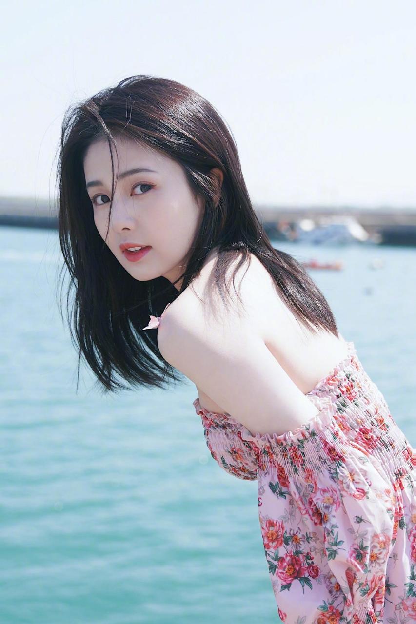 白鹿身穿一件花色抹胸裙,尽显清秀唯美