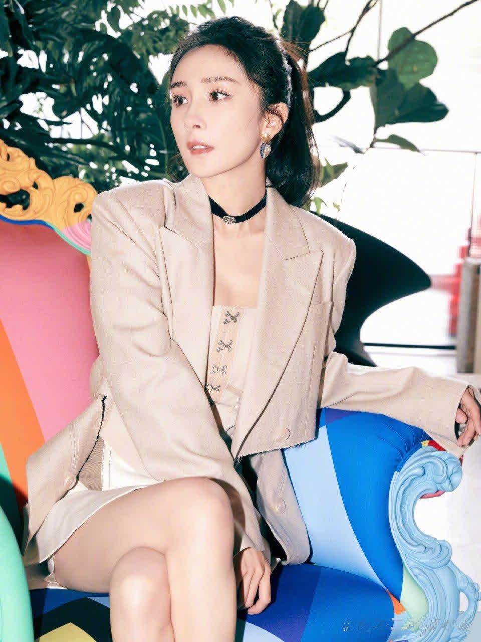 杨幂浅咖色西装短夹克外套搭绑带背心,a字裙,高马尾造型,酷飒有型.