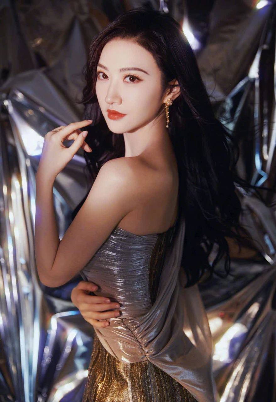 景甜一身银色长裙,有着金属一般的贵重感