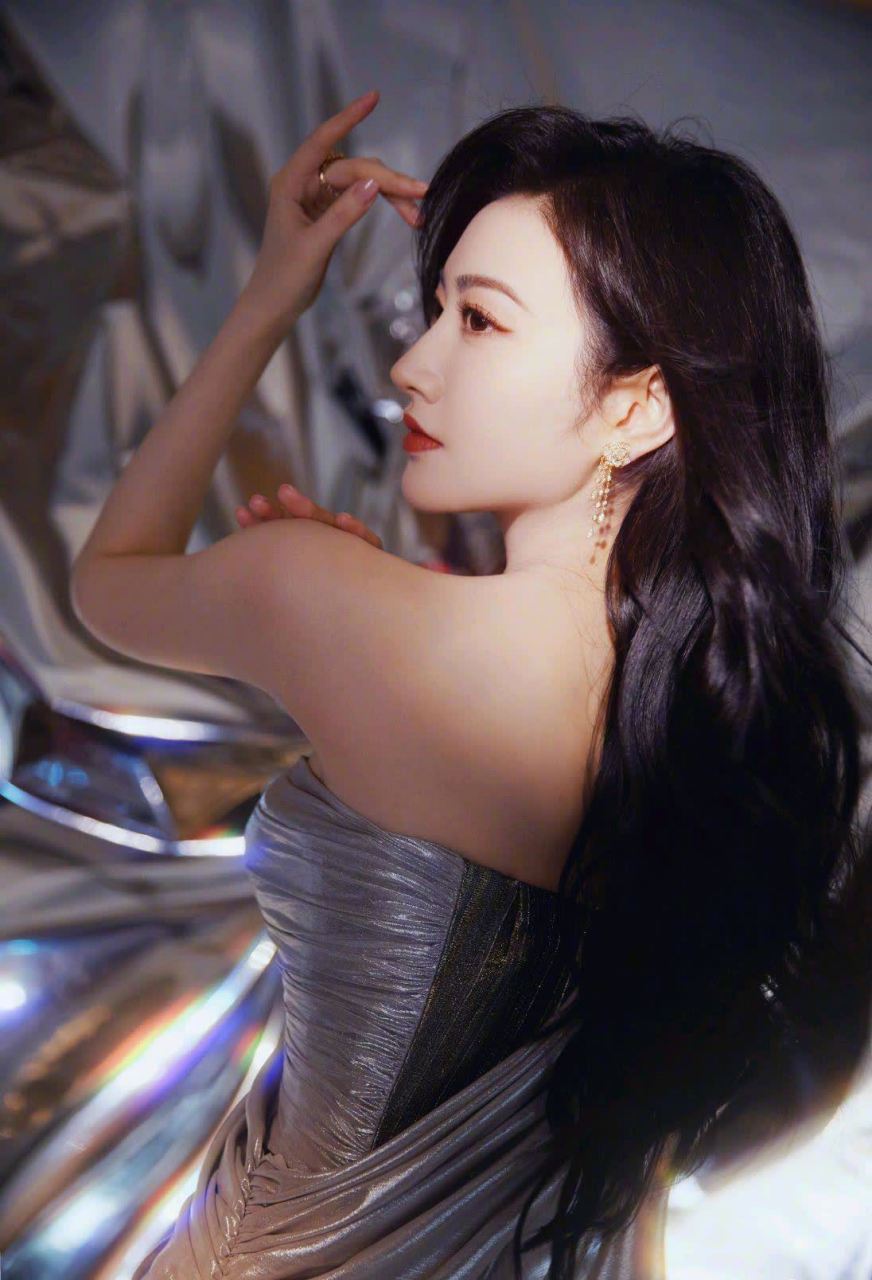 景甜一身银色长裙,有着金属一般的贵重感