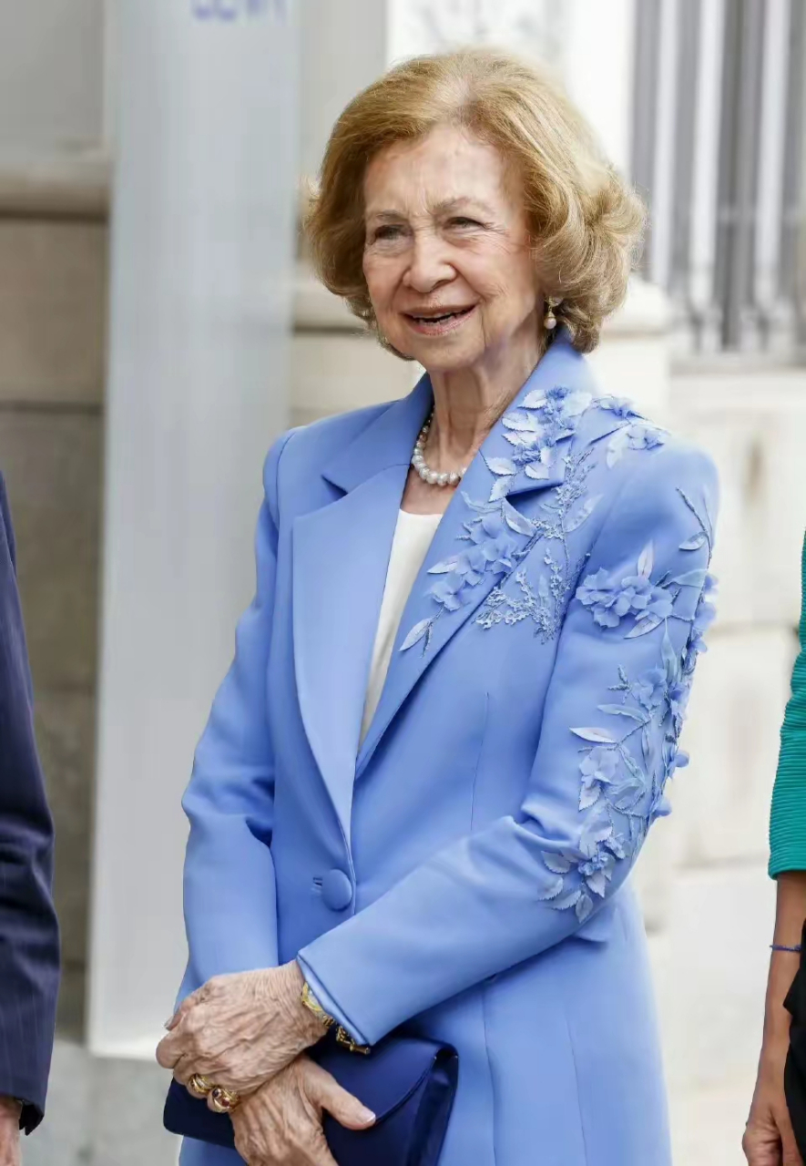 近日,西班牙索菲亚王太后现身于第三届增值奖的颁奖典礼.