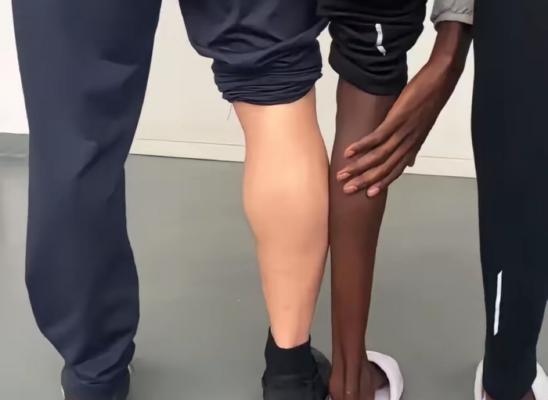 这就是人种的差距,右边的黑人小腿细长,跟腱远超左边的黄种人,无论是