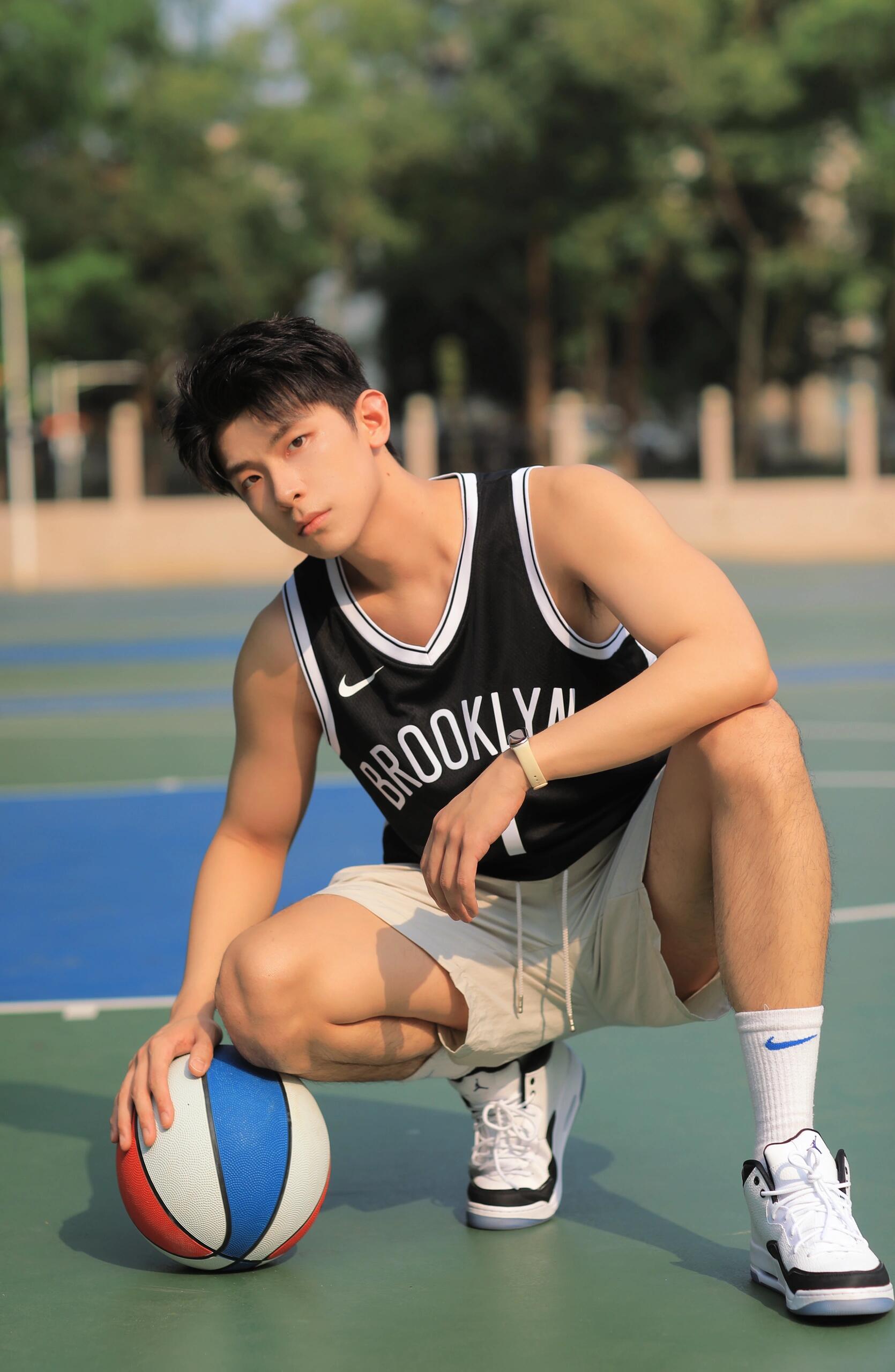 这位篮球体育生帅哥不仅拥有过人的运动天赋,还有着阳光帅气的外表