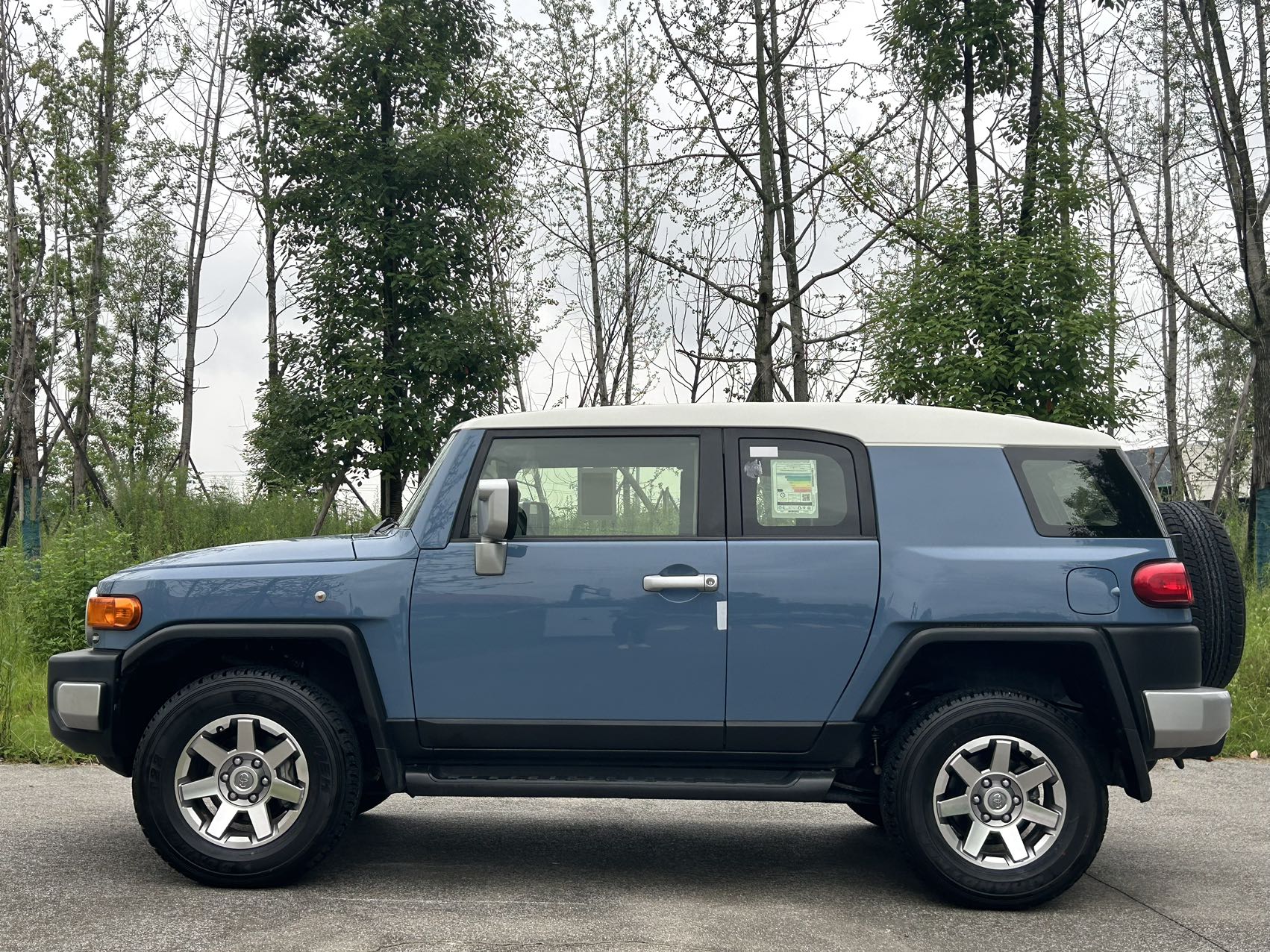 国六酷路泽fj,两气满配,现车手续齐,颜色:烟灰蓝/黑