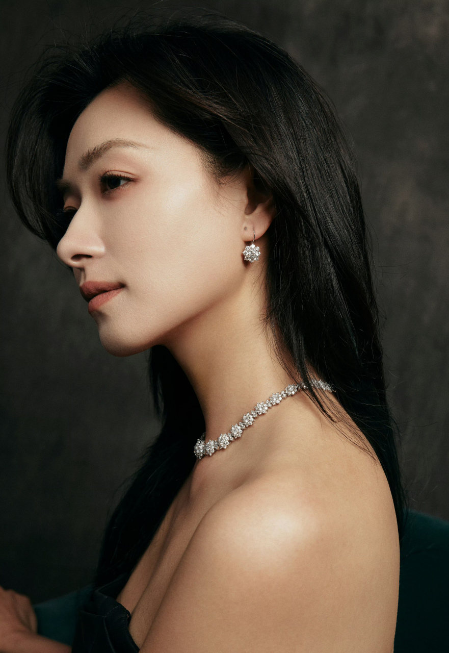 万茜,黑色皮质挂脖吊带裙,披肩长发更显气质!