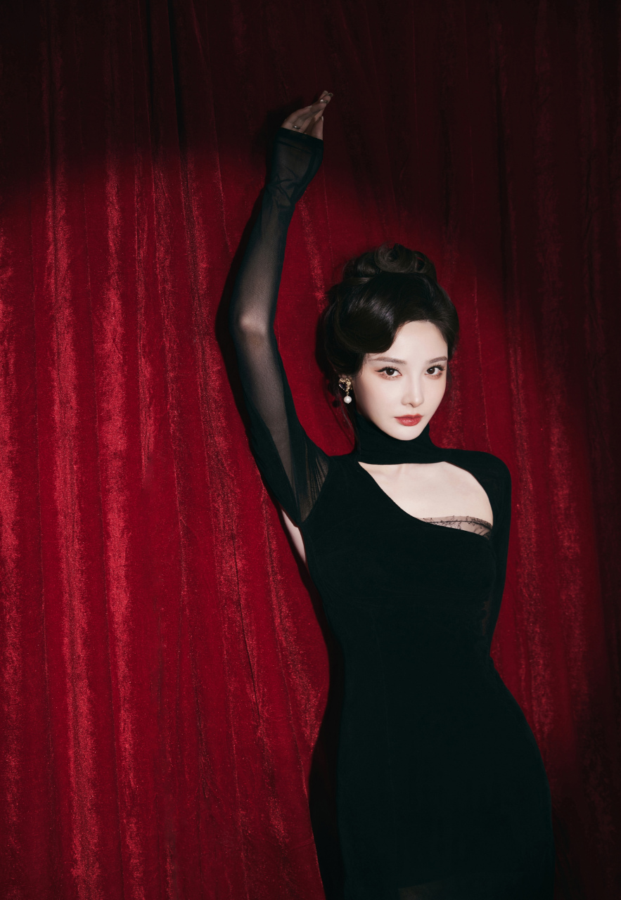 彭小苒,黑丝长袖紧身裙,性感红唇超迷人!
