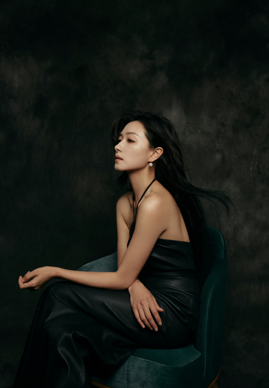 万茜,黑色皮质挂脖吊带裙,披肩长发更显气质!