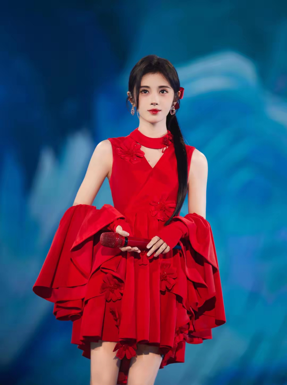 视听盛宴精彩纷呈  在五彩斑斓的灯光映照下,鞠婧祎的红色连身舞裙